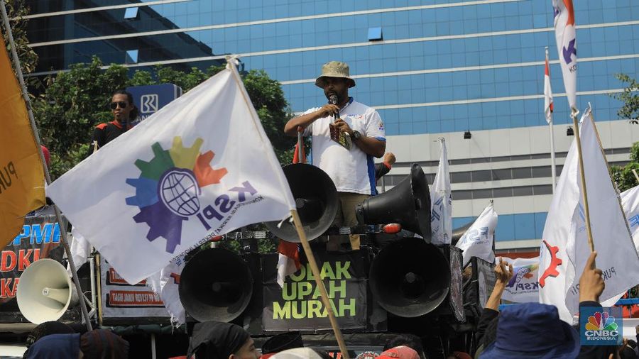 Omnibus law ini sebagai jalan keluar menyederhanakan peraturan dan perundang-undangan yang selama ini saling tumpang tindih.
