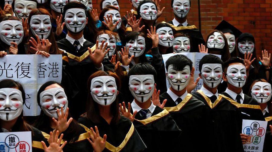 Mahasiswa Hong Kong pakai Topeng Guy Fawkes saat kelulusan untuk mendukung demo yang sedang terjadi