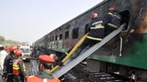 Korban tewas dalam kebakaran kereta di distrik Rahim Yar Khan, Provinsi Punjab, Pakistan berjumlah 71 orang. (AP Photo/Siddique Baluch)
