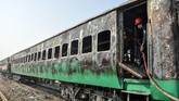 Insiden itu dilaporkan dipicu oleh ledakan dari kompor saat memasak di kereta yang dibawa oleh rombongan Jemaah Tabligh. (Photo by Waleed SADDIQUE / AFP)