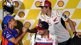 Juara dunia MotoGP 2019 Marc Marquez bersalaman dengan pebalap tuan rumah Hafizh Syahrin jelang konferensi pers MotoGP Malaysia 2019 di Sirkuit Sepang. (AP Photo/Vincent Thian)