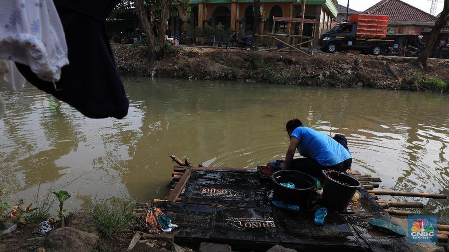 Kemarau panjang membuat sejumlah wilayah di Indonesia mengalami kekeringan, sejumlah wilayah di Kota Tangerang, Kabupaten Tangerang dan Kota Tangerang Selatan mengalami kekeringan dan warga mulai kesulitan air bersih. Di Kampung Sondol Rt. 05/Rw.02 Kec Spatan, Kebupaten Tangerang menemui beberapa warga yang memanfaatkan air kali Cisadane untuk mandi, mencuci, bahkan memasak masih menyaring air kali Cisadane ini. "Di sini sudah lama kering nuali dari air sumur hingga sanyo juga, tapi kalau mau minum air steril paling kita beli 5 liter 4ribu rupiah, biasanya ada orang yang menjual juga dari kampung ke kampung" tutup nya Risma warga sekitar kampung Sondol. Di sepanjang kali juga anak anak kampung sondol menghabisi hari harinya dengan berenang dikali yang kumuh, sudah biasa mungkin dengan kehadiran pembuangan sampah yang berada di sekitarnya. CNBC Indonesia / Tri Susilo