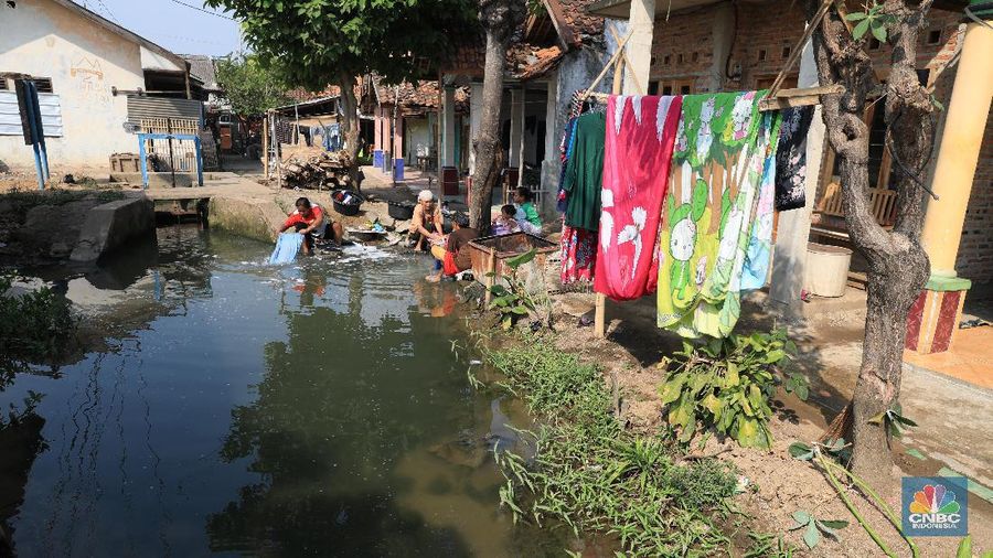 Warga memanfaatkan air sungai untuk mencuci saat musim kemarau berkepanjangan tiba.