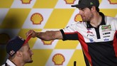 Pebalap LCR Honda Cal Crutchlow (kanan) menjahili pebalap Pramac Racing Jack Miller sebelum konferensi pers MotoGP Malaysia 2019. (Mohd RASFAN / AFP)