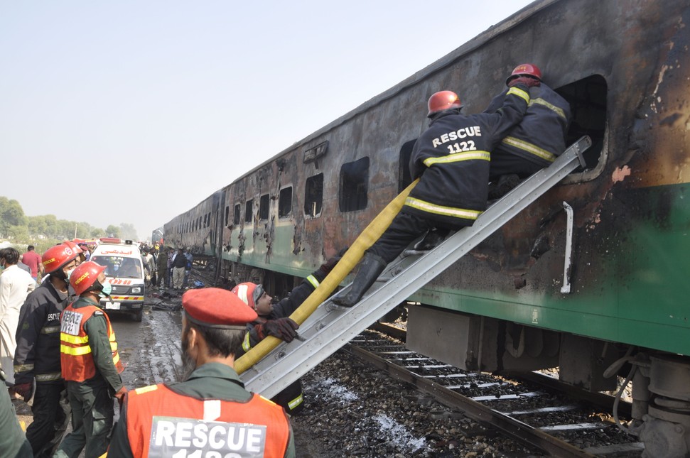 Korban Tewas Kebakaran Kereta Pakistan Capai 71 Orang