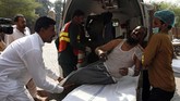 Selama itu sejumlah penumpang mencoba menyelamatkan diri dengan nekat melompat ke luar saat kereta masih melaju. (AP Photo/Asim Tanveer)
