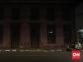 'Kesurupan' Noni Belanda di Toko Merah