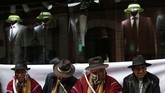 Pendukung Aymaran untuk Presiden Bolivia Evo Morales duduk di depan istana kepresidenan, untuk menjaga keselamatan sang presiden, di La Paz. (AP Photo/Juan Karita)