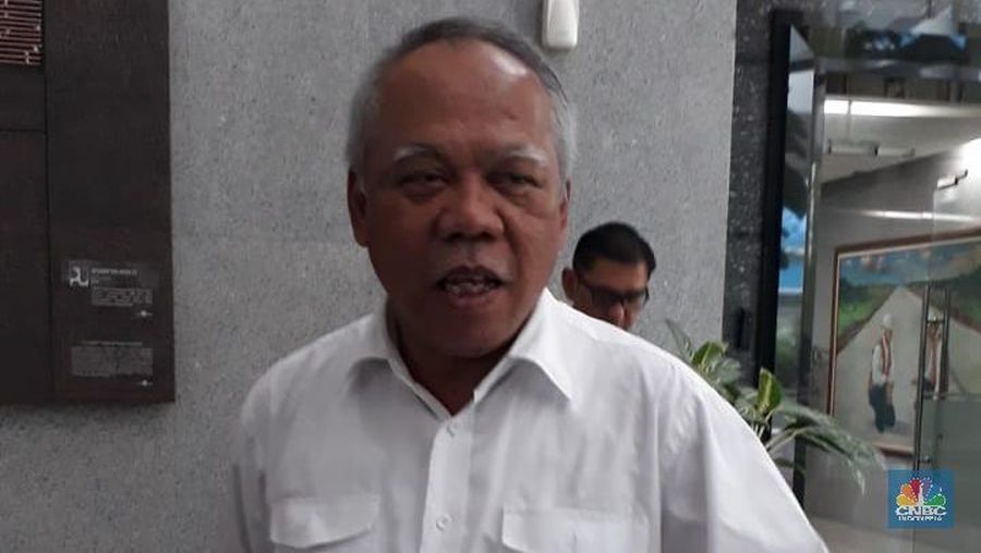 Menteri PUPR menanti langkah Gubernur Anies soal pembebasan lahan.