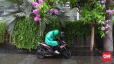 Seorang pengendara sepeda motor berhenti di atas trotoar kawasan MH Thamrin ketika hujan mengguyur ibu kota RI, Jakarta, Jumat, 1 November 2019. (CNN Indonesia/ Safir Makki)