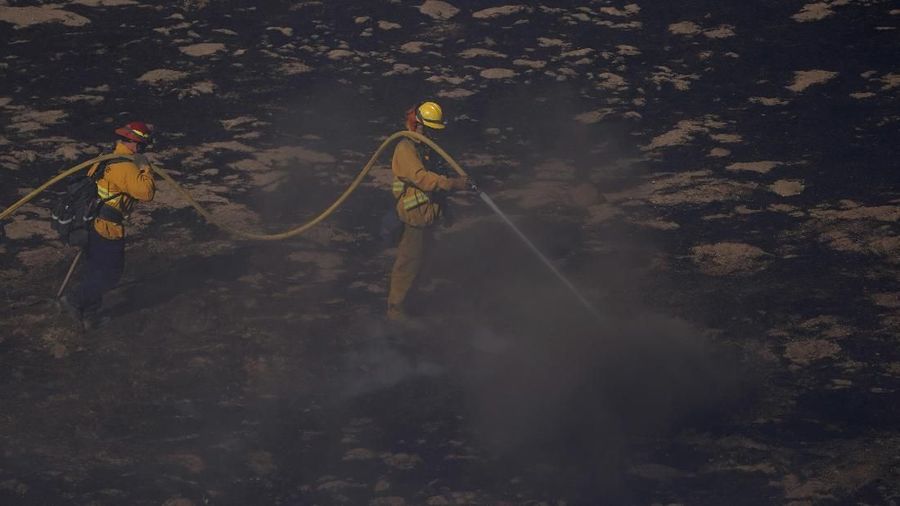 Petugas pemadam kebakaran di California telah memadamkan banyak kebakaran tanpa henti, berusaha menyelamatkan jutaan orang dan rumah dari api.