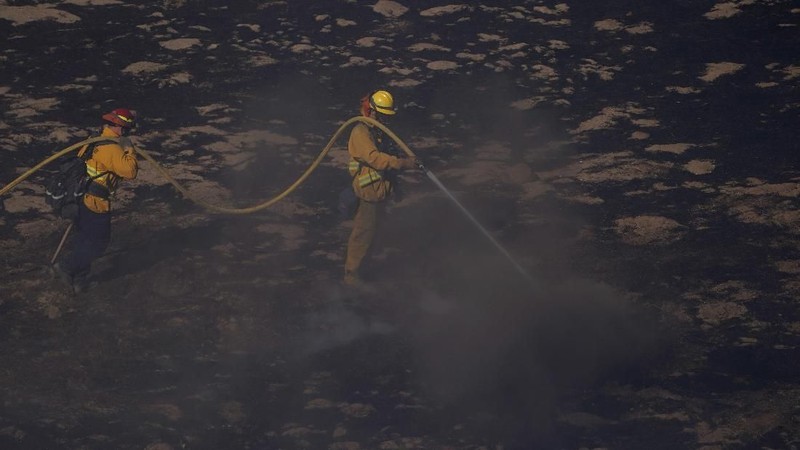 Petugas pemadam kebakaran di California telah memadamkan banyak kebakaran tanpa henti, berusaha menyelamatkan jutaan orang dan rumah dari api.