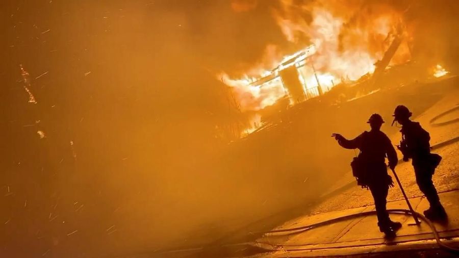 Petugas pemadam kebakaran di California telah memadamkan banyak kebakaran tanpa henti, berusaha menyelamatkan jutaan orang dan rumah dari api.