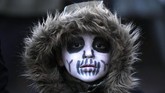 Musim dingin tak menghalau keseruan pesta kostum ala zombie dalam perayaan Halloween di Essen, Jerman. (AFP/Ina Fassbender)