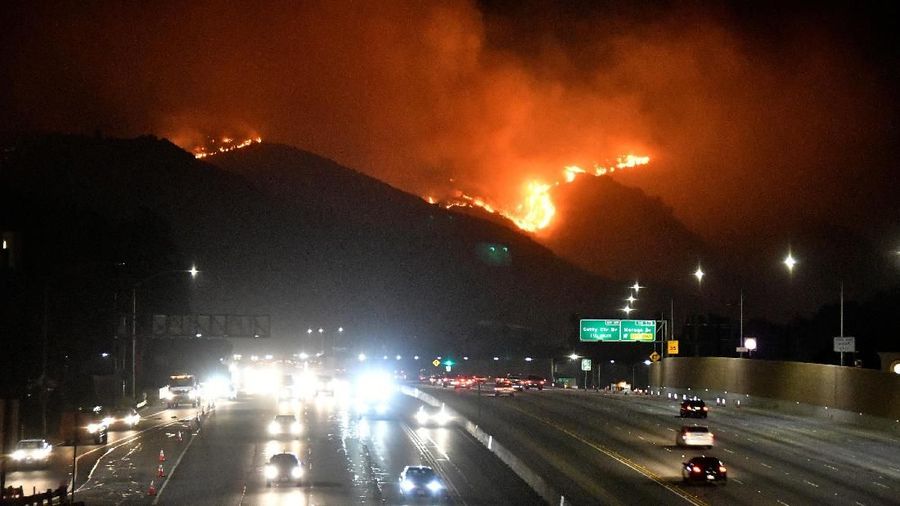 Petugas pemadam kebakaran di California telah memadamkan banyak kebakaran tanpa henti, berusaha menyelamatkan jutaan orang dan rumah dari api.
