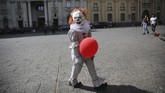 Walau tengah didera aksi demo, warga Santiago, Chile, masih tetap bersuka cita merayakan Halloween tahun ini. (AP Photo/Rodrigo Abd)