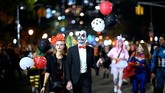 Kawasan Sixth Avenue menjadi pusat perayaan Halloween di New York, Amerika Serikat. (AFP/Johannes Eisele)
