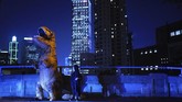 Seorang pria mengenakan kostum dinosaurus dalam perayaan Halloween di Hong Kong. Bersamaan dengan aksi protes, massa demo diminta mengenakan pakaian seram untuk memperingati Halloween selagi berunjuk rasa. (AP Photo/Vincent Yu)