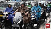 Kepadatan lalu lintas di Jalan MH Thamrin, Jakarta Pusat, masih terlihat meskipun hujan deras mengguyur kawasan ibu kota negara RI tersebut, Jumat, 1 November 2019. (CNN Indonesia/ Safir Makki)
