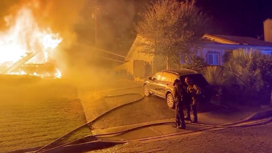 Petugas pemadam kebakaran di California telah memadamkan banyak kebakaran tanpa henti, berusaha menyelamatkan jutaan orang dan rumah dari api.
