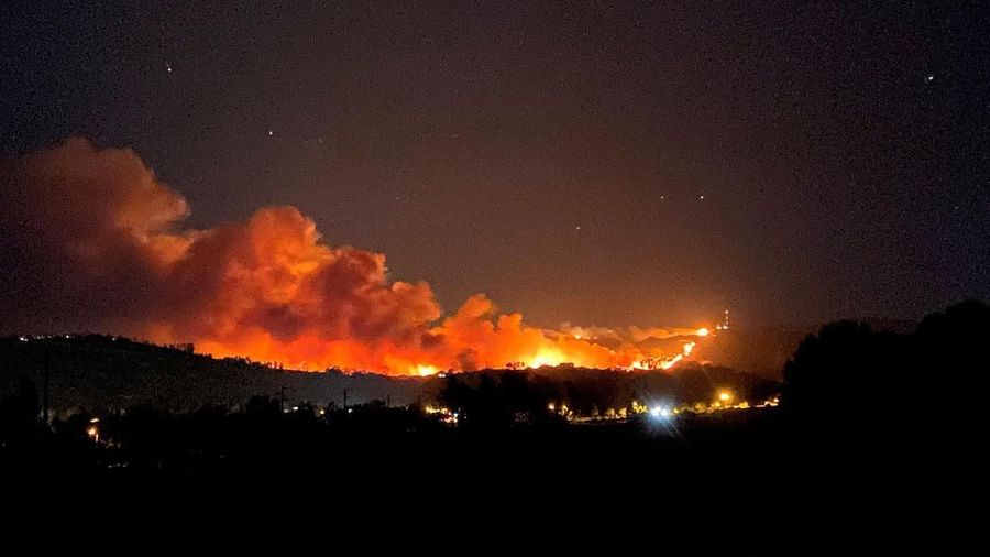Petugas pemadam kebakaran di California telah memadamkan banyak kebakaran tanpa henti, berusaha menyelamatkan jutaan orang dan rumah dari api.