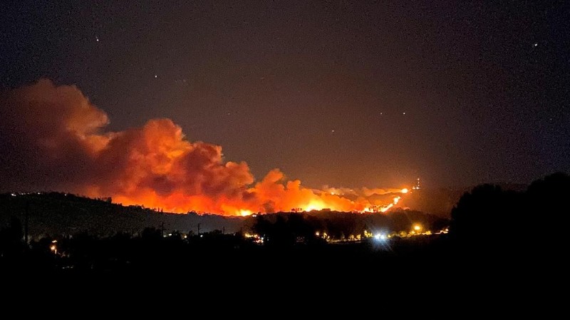 Petugas pemadam kebakaran di California telah memadamkan banyak kebakaran tanpa henti, berusaha menyelamatkan jutaan orang dan rumah dari api.