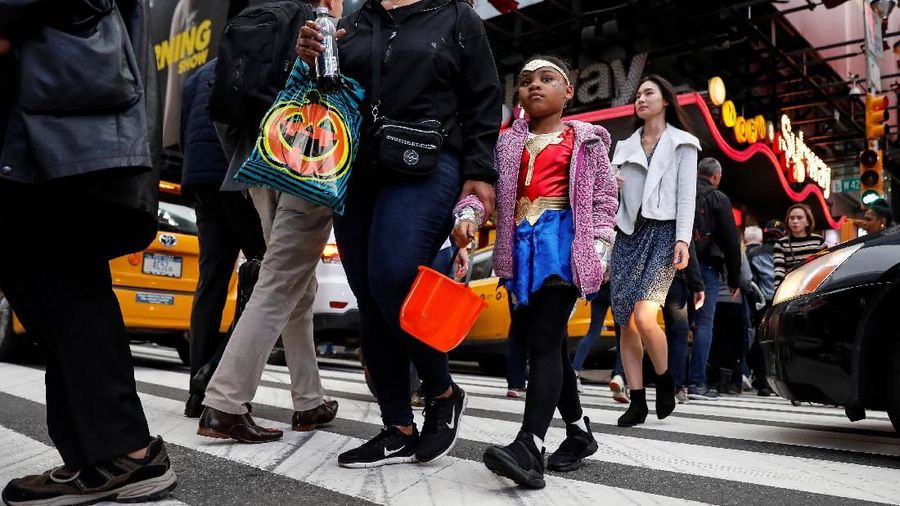 Perayaan Halloween di Manhattan, New York pada 31 Oktober 2019 (REUTERS/Brendan McDermid)