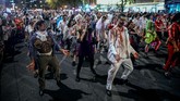 Orang-orang dengan kostum Zombie merayakan Halloween di Sixth Avenue, New York, Amerika Serikat. (AFP/Johannes Eisele)