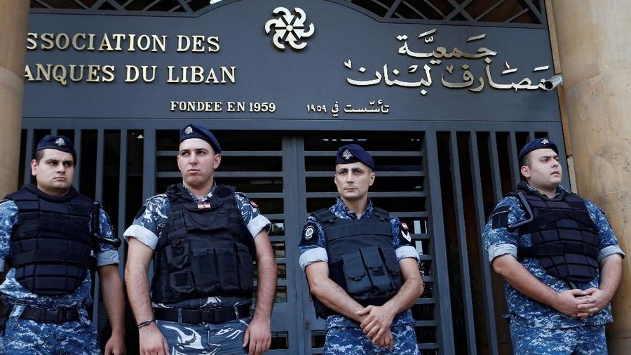 Bank-bank Lebanon berusaha untuk mencegah pelarian modal ketika mereka buka kembali pada hari Jumat (1/11/19) tanpa memaksakan kontrol modal formal.
