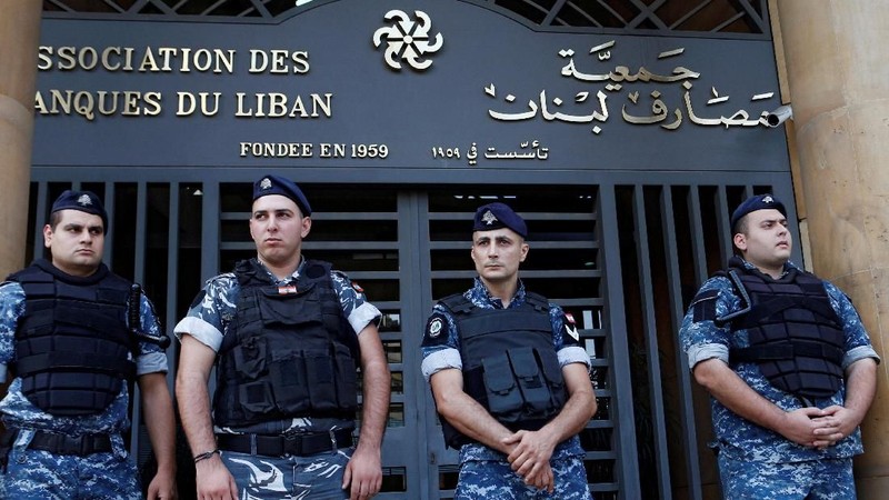 Bank-bank Lebanon berusaha untuk mencegah pelarian modal ketika mereka buka kembali pada hari Jumat (1/11/19) tanpa memaksakan kontrol modal formal.