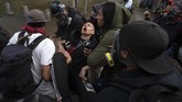 Masyarakat mengkritik kebijakan pemerintah karena lambatnya pertumbuhan ekonomi. (Photo by CLAUDIO REYES / AFP)