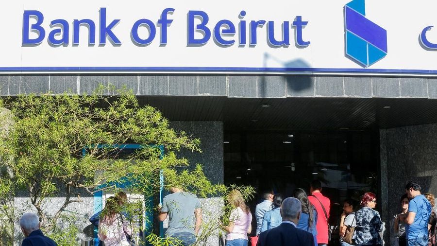 Bank-bank Lebanon berusaha untuk mencegah pelarian modal ketika mereka buka kembali pada hari Jumat (1/11/19) tanpa memaksakan kontrol modal formal.