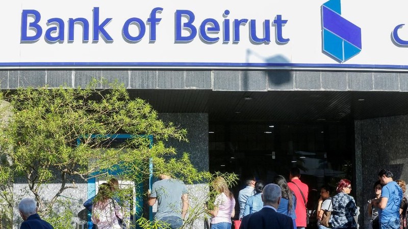 Bank-bank Lebanon berusaha untuk mencegah pelarian modal ketika mereka buka kembali pada hari Jumat (1/11/19) tanpa memaksakan kontrol modal formal.
