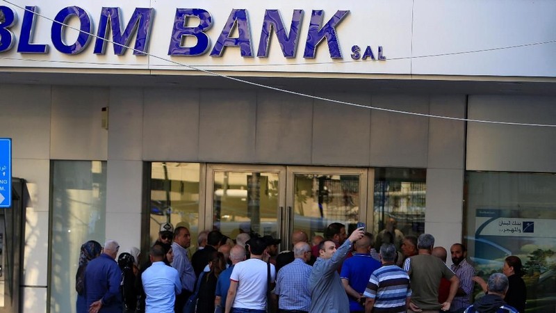Bank-bank Lebanon berusaha untuk mencegah pelarian modal ketika mereka buka kembali pada hari Jumat (1/11/19) tanpa memaksakan kontrol modal formal.