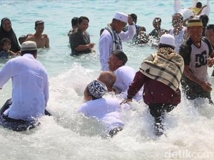 Rebo Bontong, Ritual Mandi Massal Suku Sasak untuk Tolak Bala