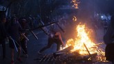 Dalam aksinya, pendemo mendesak pemerintah mengubah Undang-Undang Tenaga Kerja, Perpajakan, dan Jaminan Pensiun. (Photo by CLAUDIO REYES / AFP)