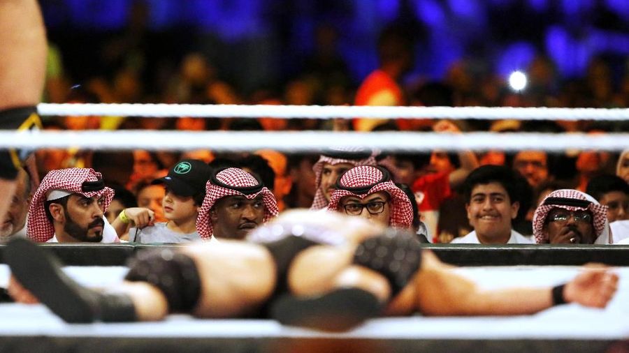Arab Saudi telah menjadi tuan rumah pertandingan gulat wanita pertamanya untuk mengambil langkah-langkah menuju aturan yang lebih rileks.