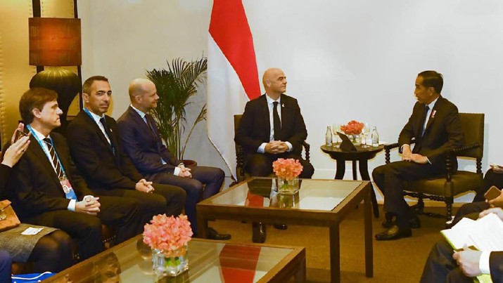 Di Balik Jersey Bernomor 21 dari FIFA untuk Jokowi Negara-negara ASEAN meneken penandatanganan nota kesepahaman (MoU) antara ASEAN dan Federasi Sepak Bola Internasional (FIFA)