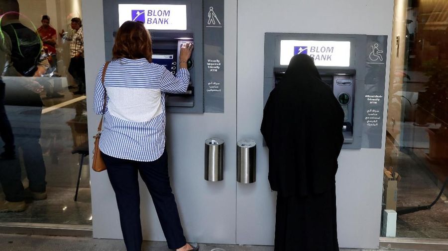 Bank-bank Lebanon berusaha untuk mencegah pelarian modal ketika mereka buka kembali pada hari Jumat (1/11/19) tanpa memaksakan kontrol modal formal.