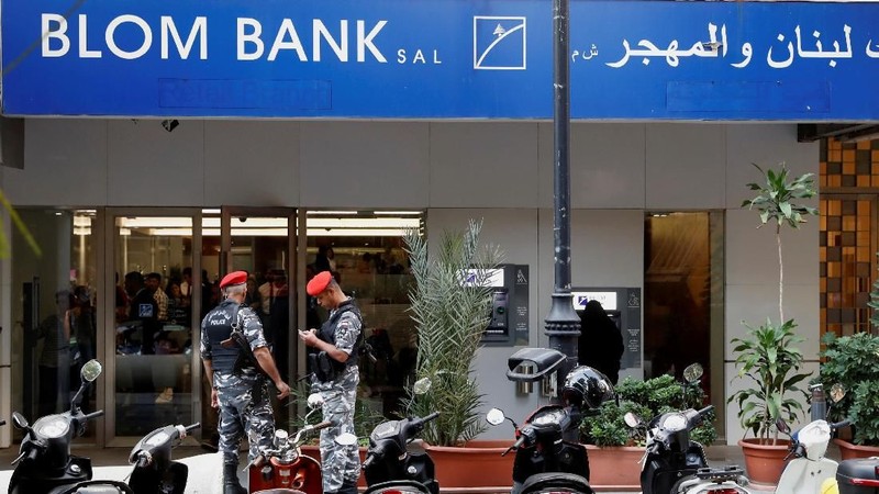 Bank-bank Lebanon berusaha untuk mencegah pelarian modal ketika mereka buka kembali pada hari Jumat (1/11/19) tanpa memaksakan kontrol modal formal.