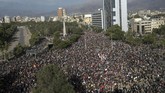 Aksi demonstrasi kembali terjadi pada Jumat (1/11) di alun-alun Plaza Italia, Chile, bertepatan dengan perayaan All Saints Day. (AP Photo/Rodrigo Abd)