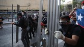 Diperkirakan 20 ribu pendemo mengenakan pakaian serba hitam turun ke jalan menyuarakan keadilan bagi mereka yang meninggal dunia pada demo dua yang berakhir rusuh dua pekan terakhir. (AP Photo/Rodrigo Abd)