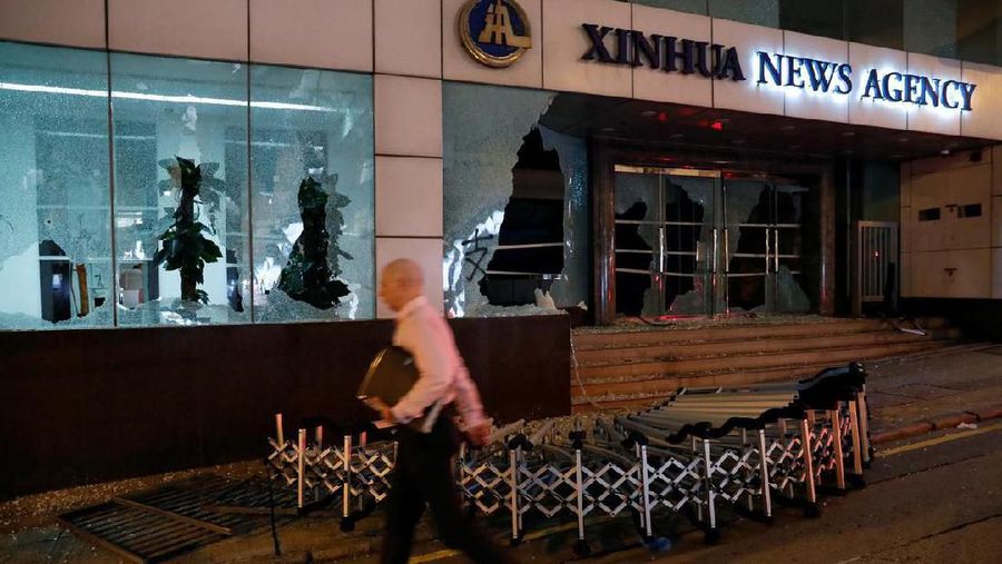 Para pendemo di Hong Kong mulai melakukan penyerangan terhadap sejumlah gedung perkantoran.