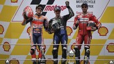 Maverick Vinales berada di podium juara bersama Marc Marquez yang finis kedua dan Andrea Dovizioso yang menempati posisi ketiga di MotoGP Malaysia 2019. (Photo by Mohd RASFAN / AFP)