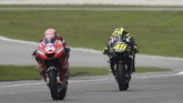 Persaingan sengit terjadi antara Andrea Dovizioso dan Valentino Rossi sepanjang balapan MotoGP Malaysia 2019. Namun, Rossi harus puas berada di belakang Dovizioso yang menempati podium terakhir. (Photo by Mohd RASFAN / AFP)