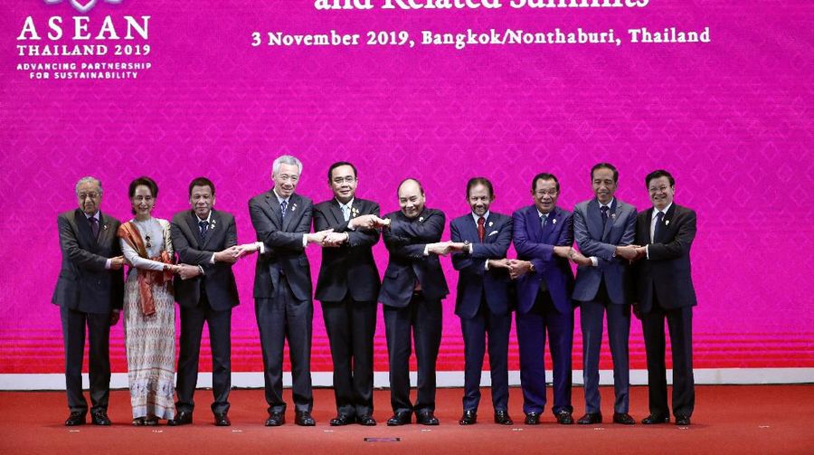 Presiden FIFA Gianni Infantino memberikan jersey nomor punggung 21 kepada Presiden Joko Widodo.