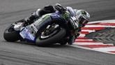 Maverick Vinales berhasil memimpin lomba sejak lap kedua hingga akhirnya berhasil finis paling depan di MotoGP Malaysia 2019. (Photo by Mohd RASFAN / AFP)