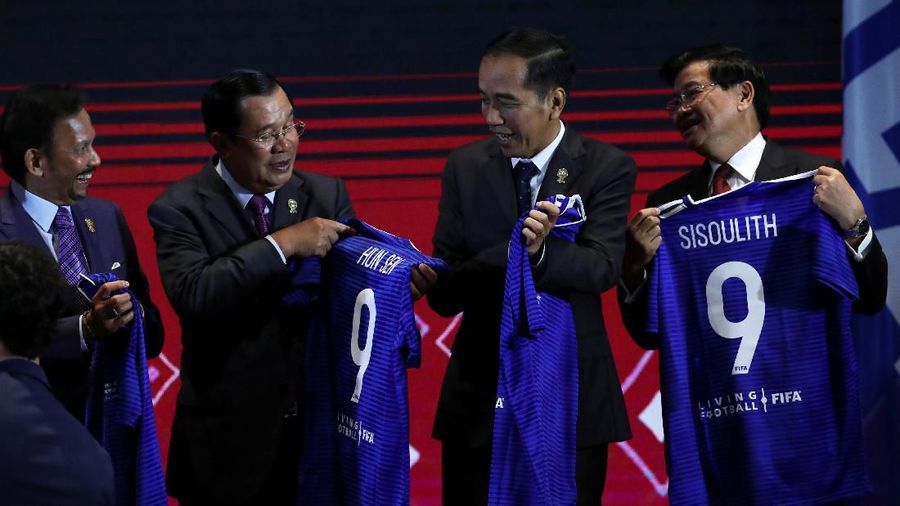 Presiden FIFA Gianni Infantino memberikan jersey nomor punggung 21 kepada Presiden Joko Widodo.
