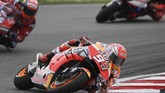 Marc Marquez menjalani balapan yang mengesankan di Sirkuit Sepang karena bisa finis kedua setelah memulai balapan dari posisi ke-11. Marquez terpaut lebih dari tiga detik di belakang Vinales. (Photo by Mohd RASFAN / AFP)