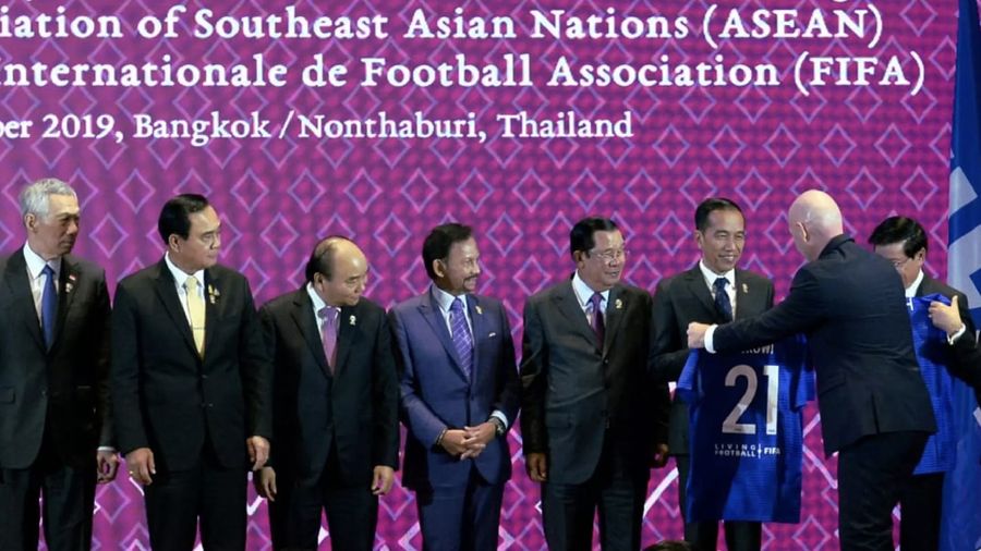 Presiden FIFA Gianni Infantino memberikan jersey nomor punggung 21 kepada Presiden Joko Widodo.